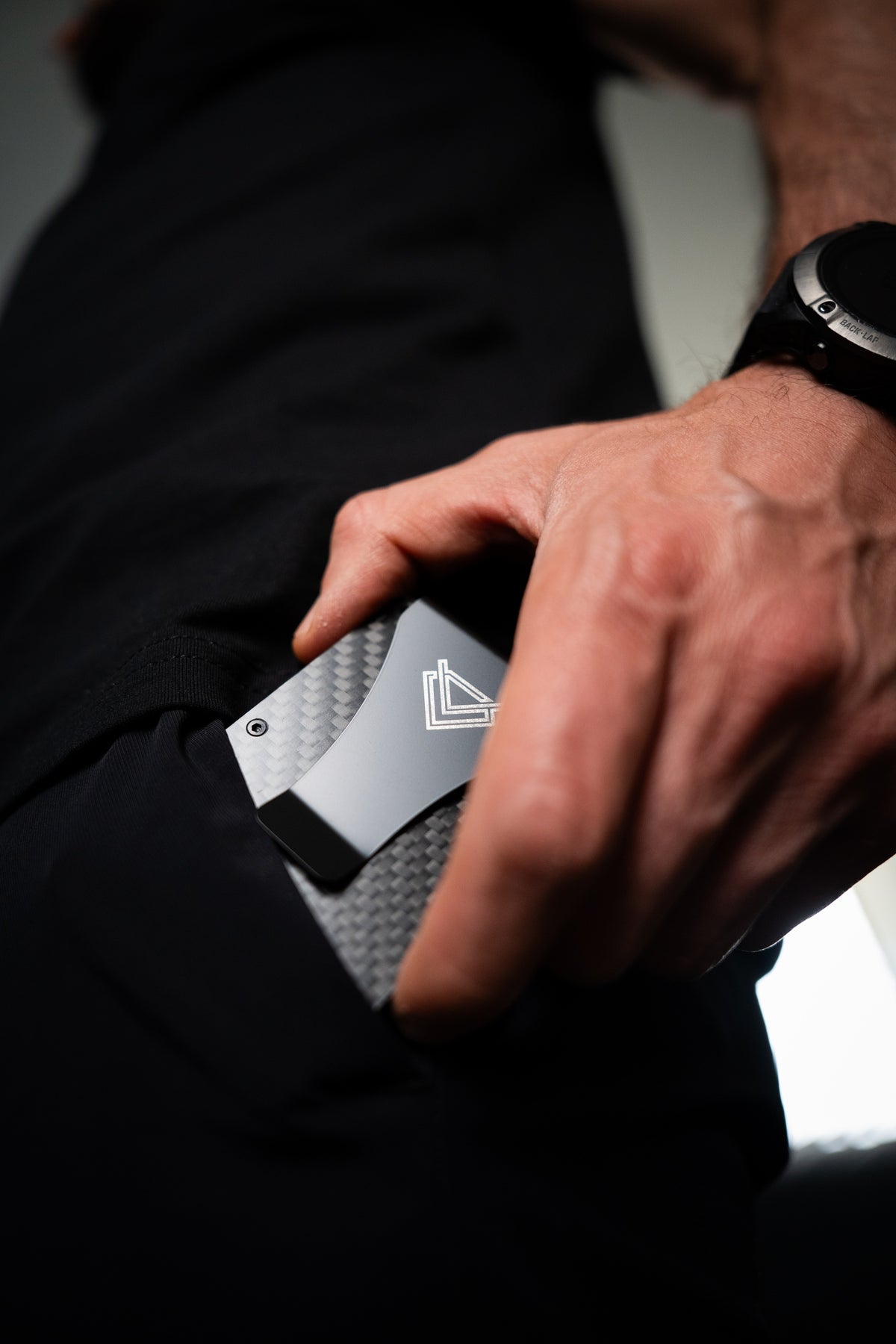 EchoTag Carbon - Billetera con Localizador Integrado